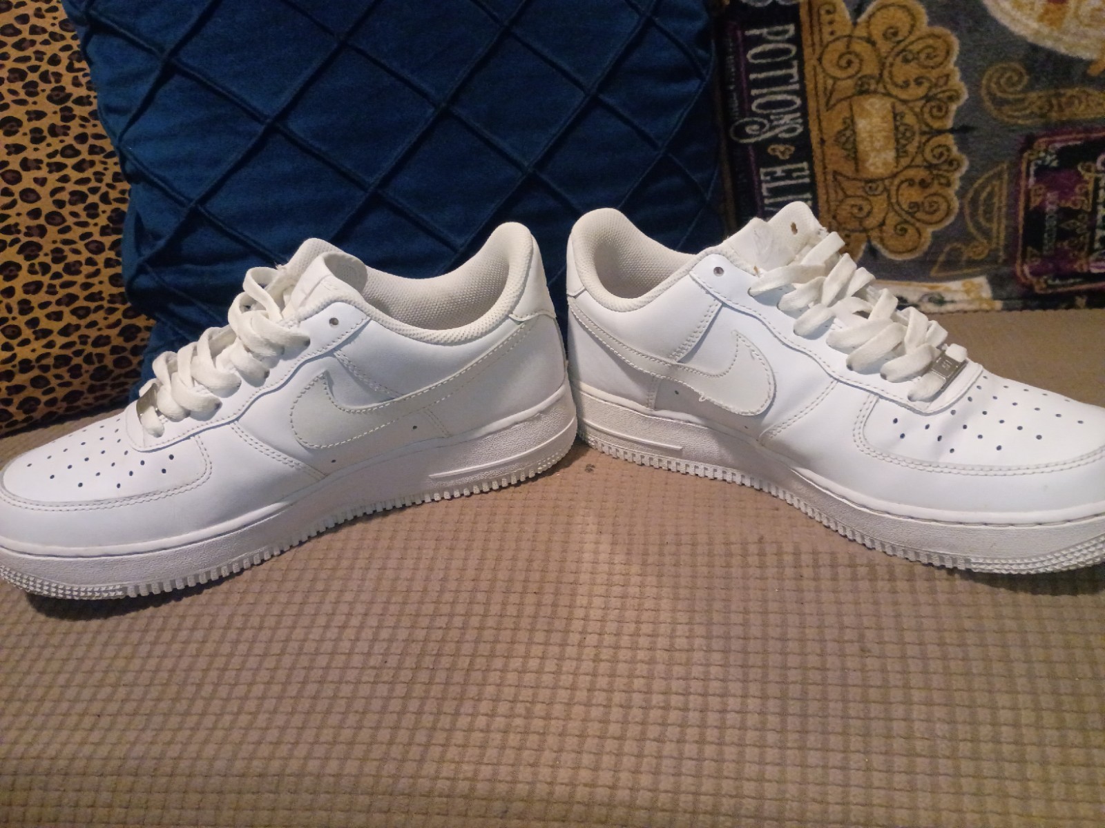 Nike Air Force 1 White Low Top Lace Up Athletic Sneakers mens 8.5 /women’s 10.5
