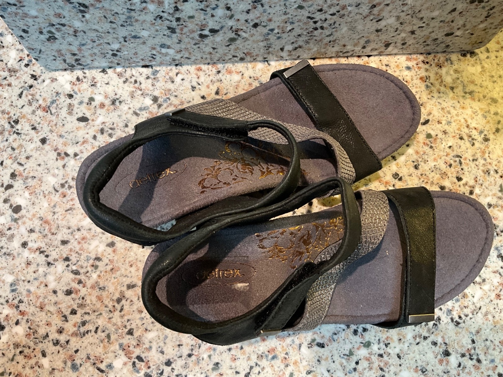 AETREX BRYNN SANDALS SIZE 7/37 BLACK/SILVER WEDGE WOMENS SHOES