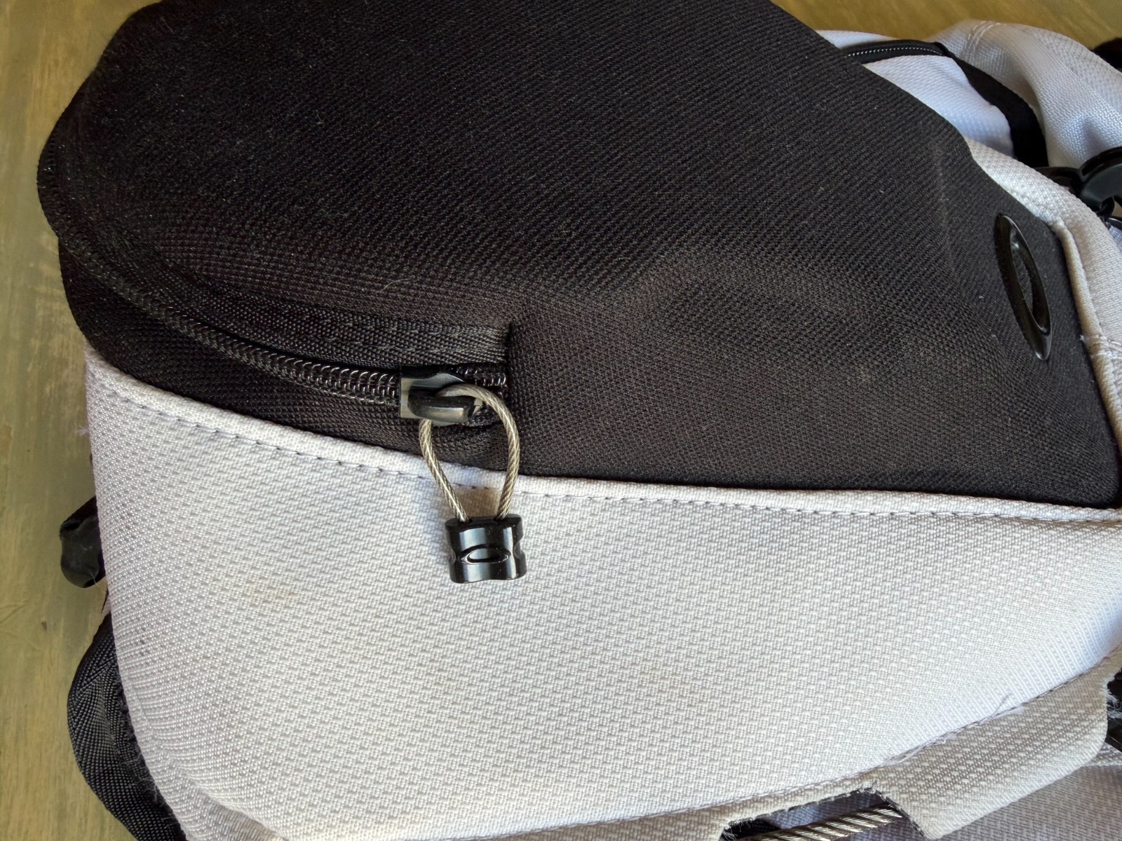 OG **RARE** Oakley Sunglasses White Kitchen Sink Backpack Excellent Condition
