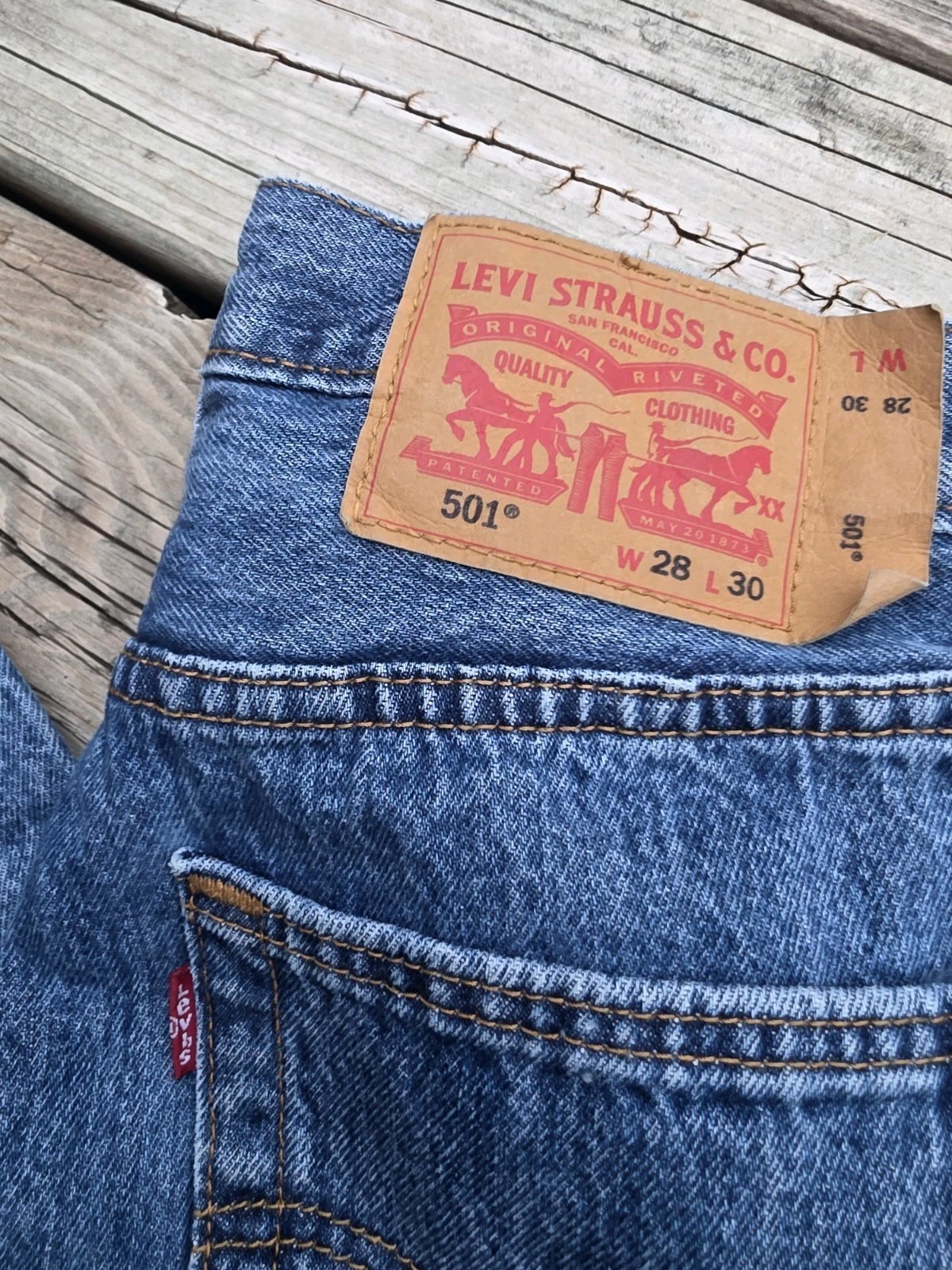 Levi’s 501 Classic Fit Straight Leg men’s Jeans 28×30 Medium Stonewash