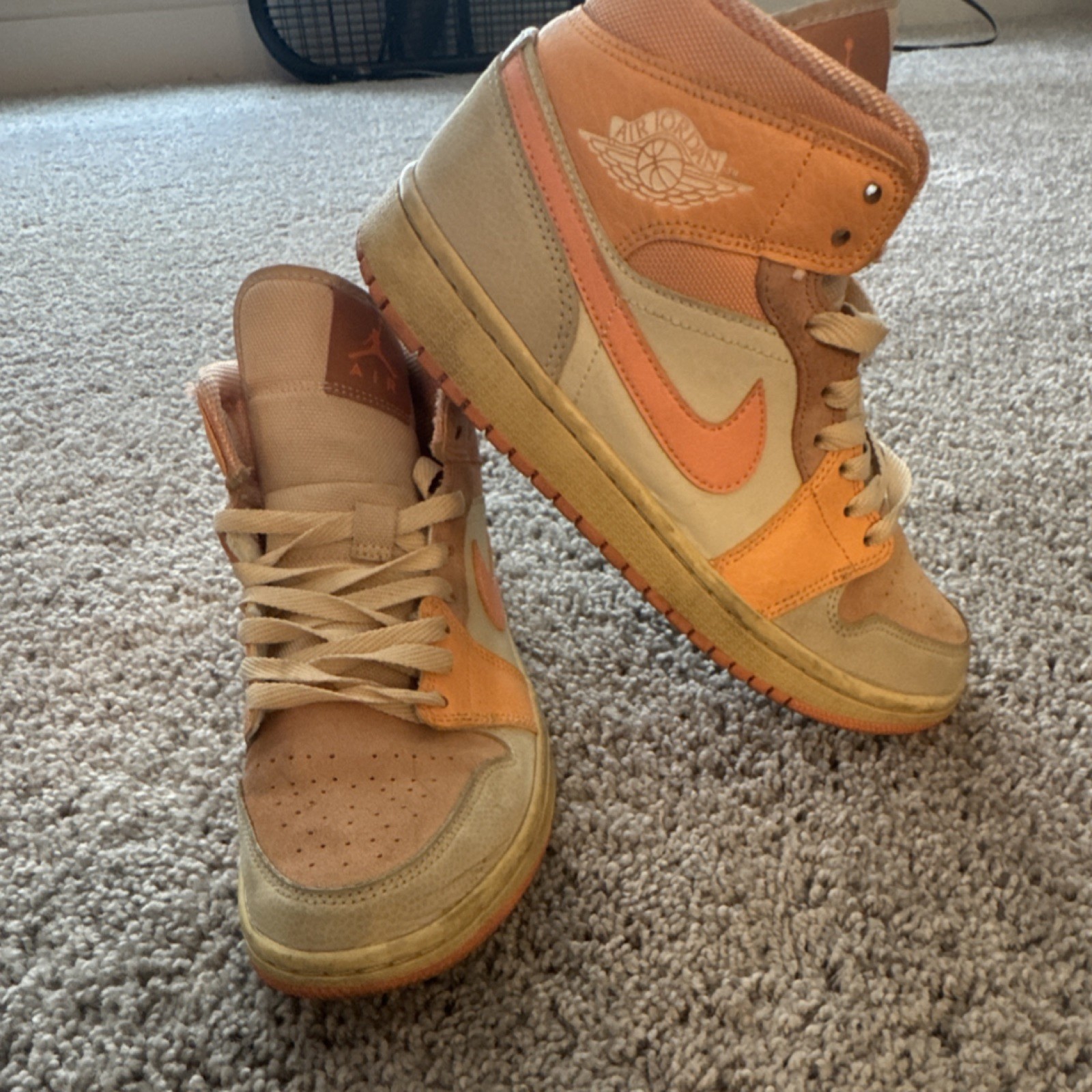 Jordan Air Jordan 1 Mid Apricot Atomic Orange DH4270-800 Men’s High Top Sneaker
