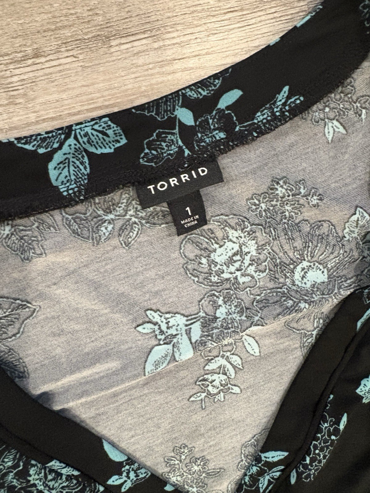 Torrid 1 Black Blue Floral Chiffon Ruched V-Neck Fit & Flare Knee Dress