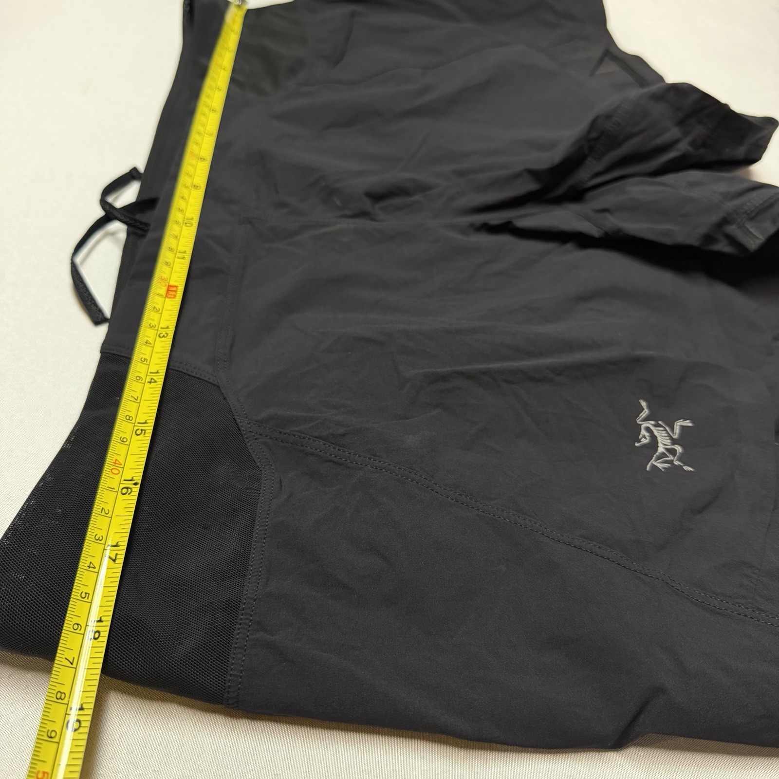 Arcteryx Taema Shorts Womens L Black 3.5in Inseam Hiking Outdoors Performance