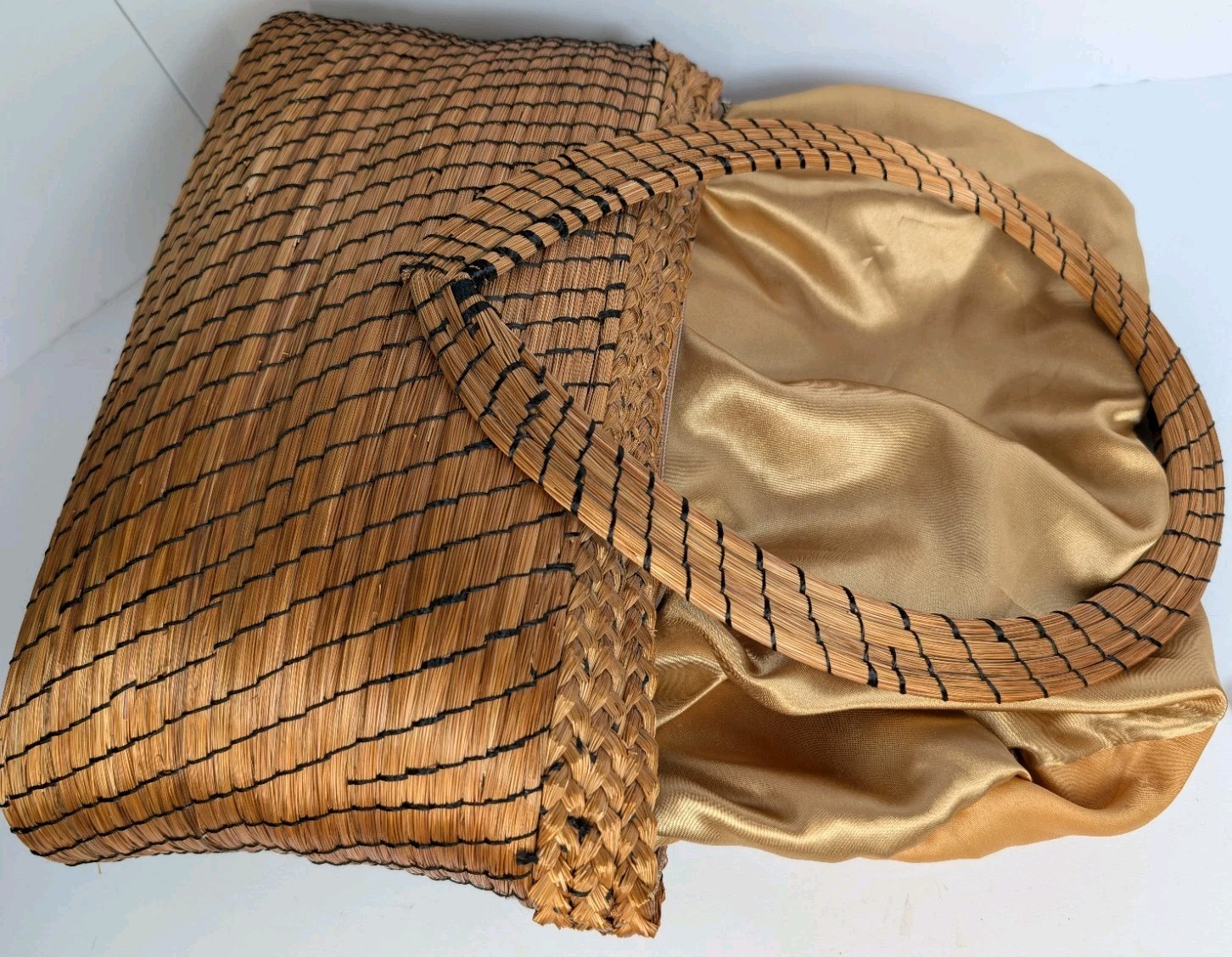 NATURAL STITCHED WEAVED HANDBAG PURSE BOUTIQUE Large Circular Handles Gold Tan