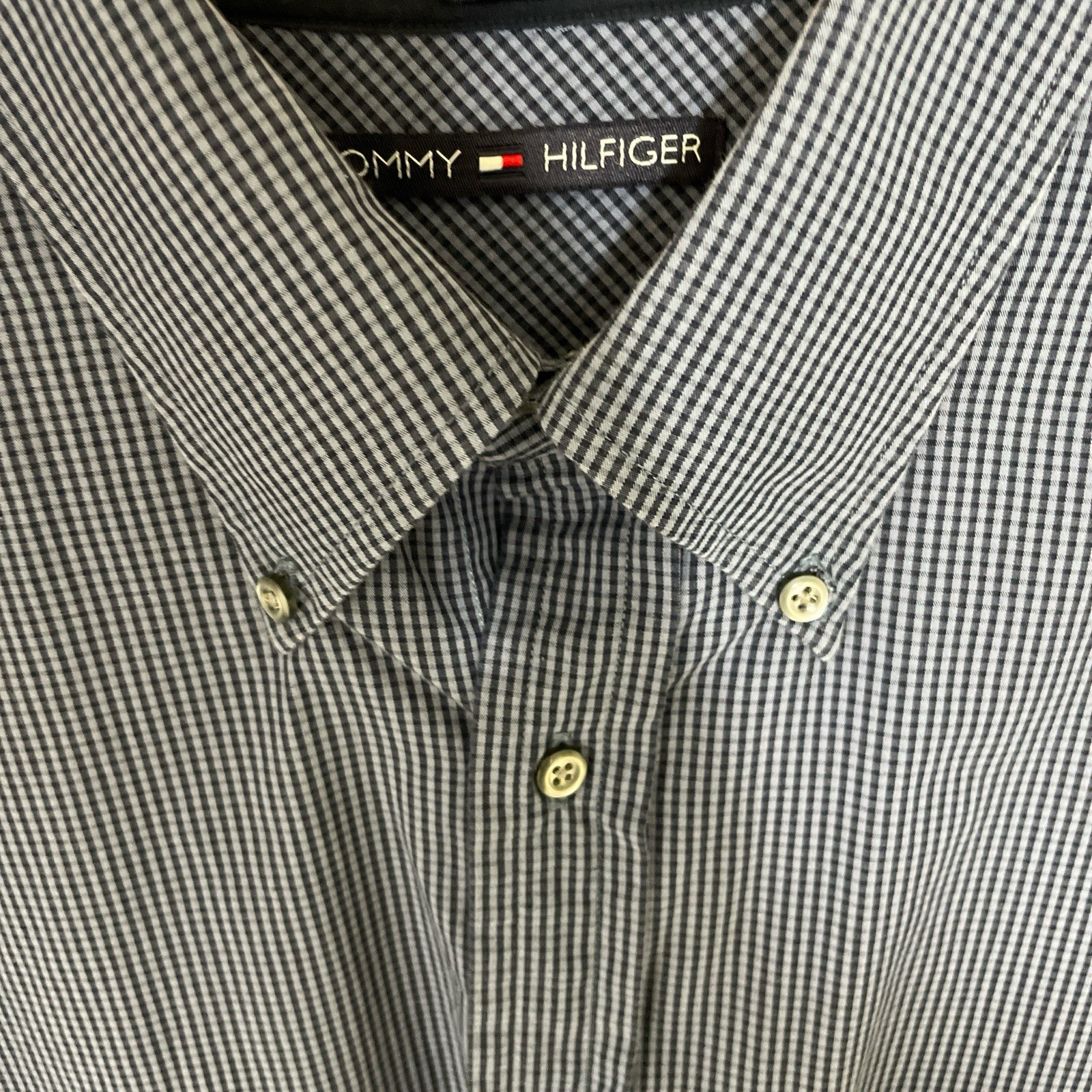 Tommy Hilfiger Men’s Elevate your style with this iconic long-sleeve shirt