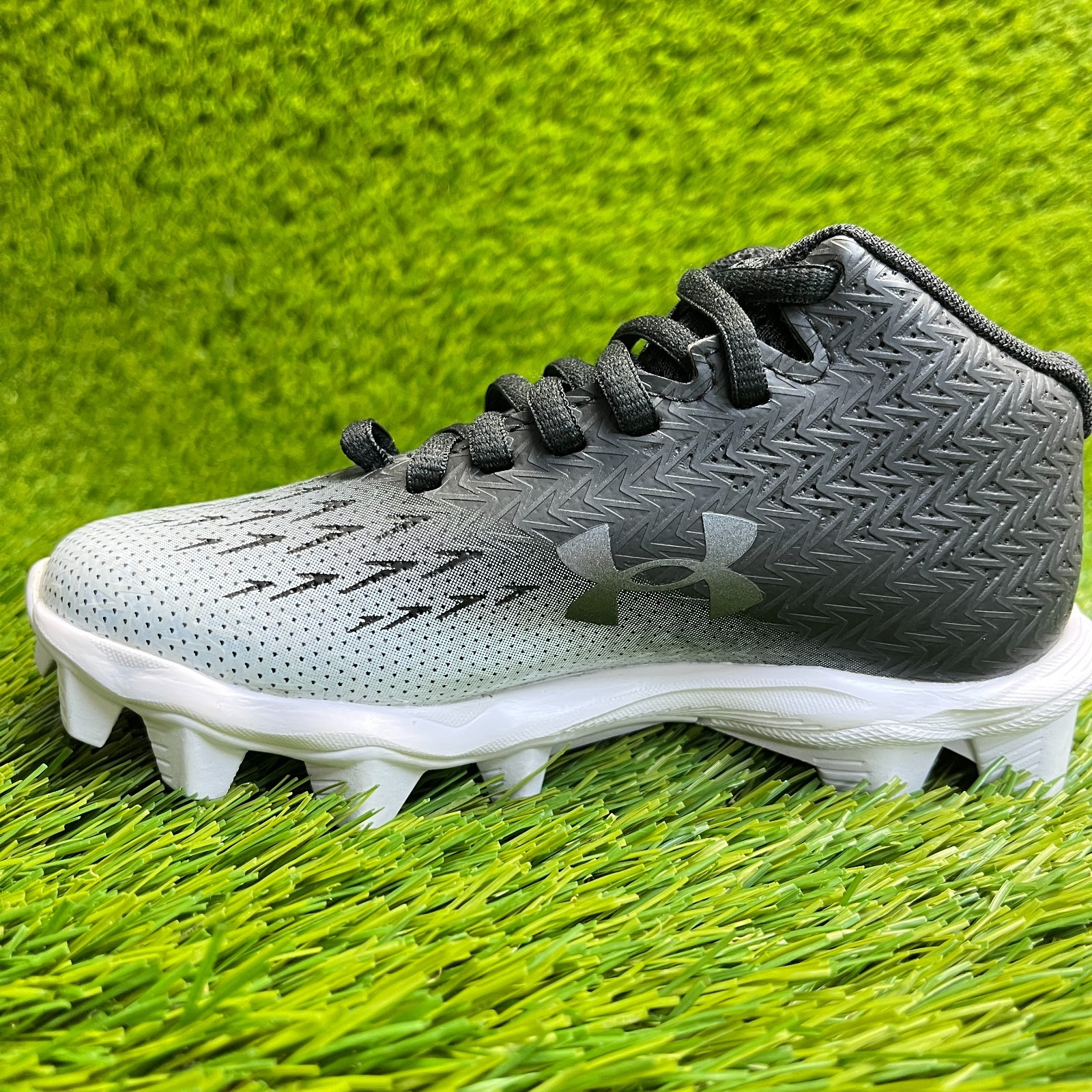 Under Armour Spotlight Franchise 4 RM Boys Size 11K Black White Football Cleats