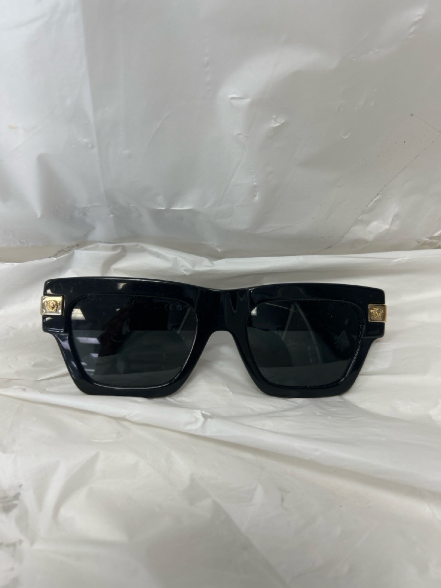 VERSACE 4464 SQUARE BLACK SUNGLASSES *SCRATCHES ON LENS AND INSIDE O (P23017461)
