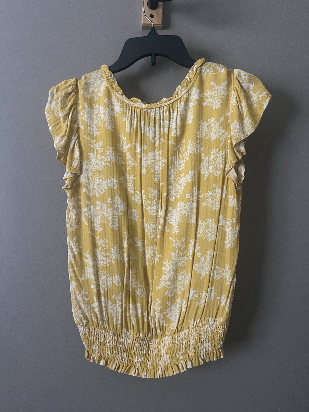 ROSE + OLIVE Yellow/White Floral V-Neck Flutter Sleeve Blouse S Ruffle Tassel