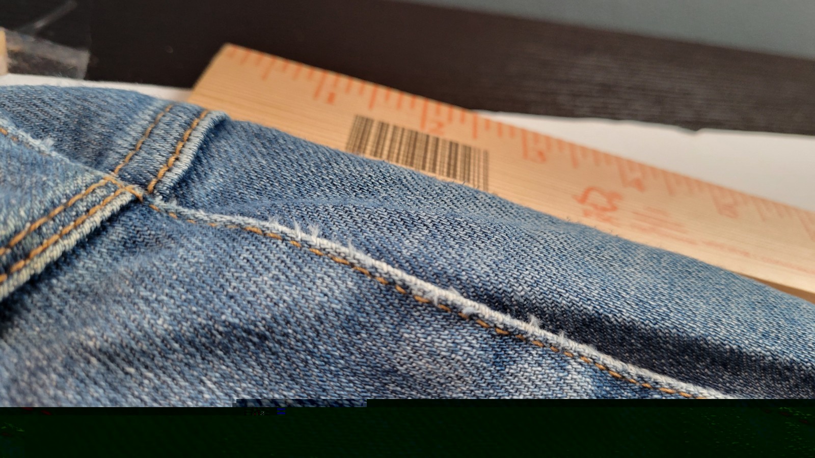 Good American Size 8 / 29 Shredded Split Back Pocket Distressed Jeans Raw Hem