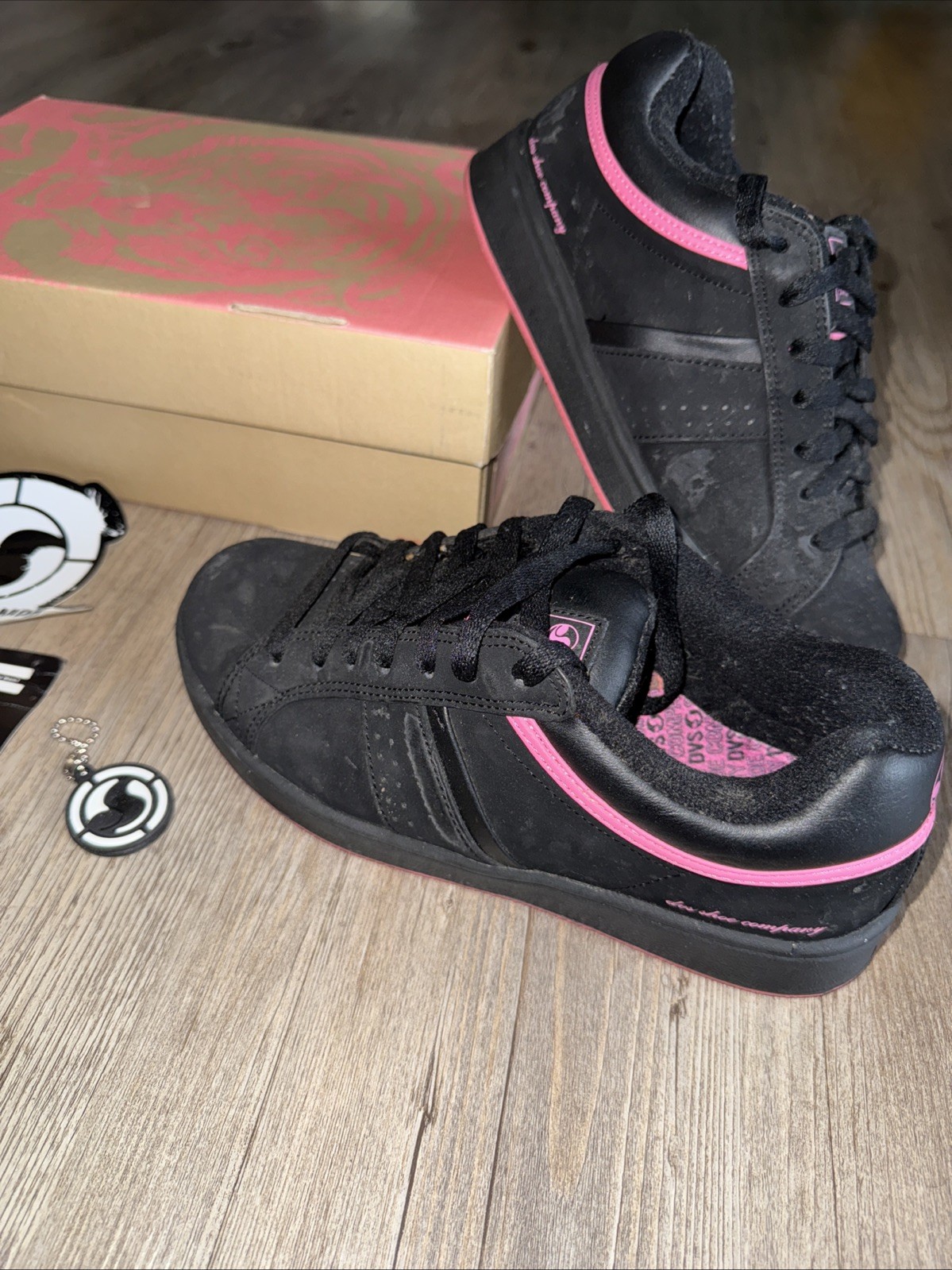 DVS Shoe Co Low Skate Shoes Women’s Size 7 Black & Pink & Box Vintage Skateboard