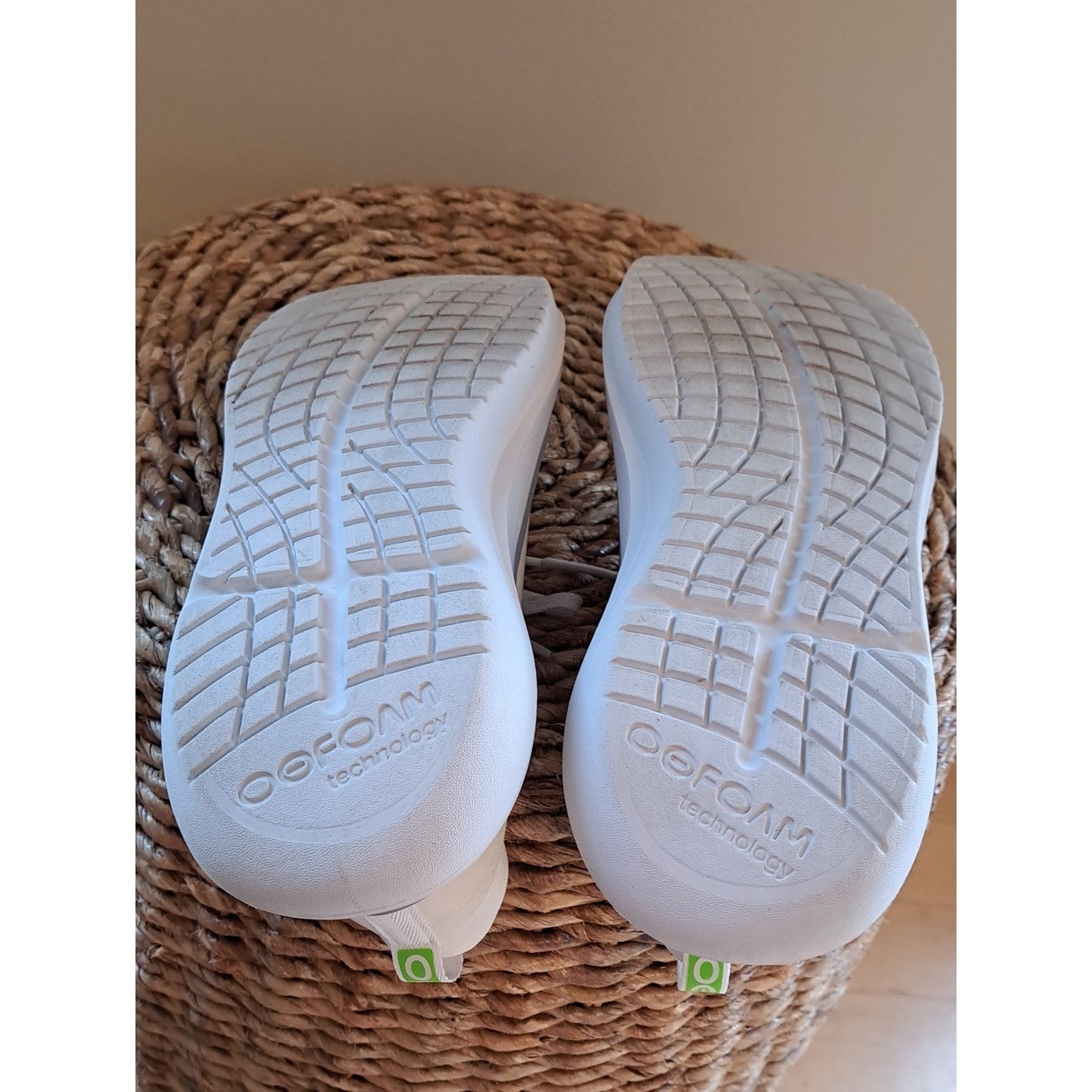 OOFOS Unisex OOmy Stride Recovery Athletic/Athleisure White Knit Sneakers W10/M8