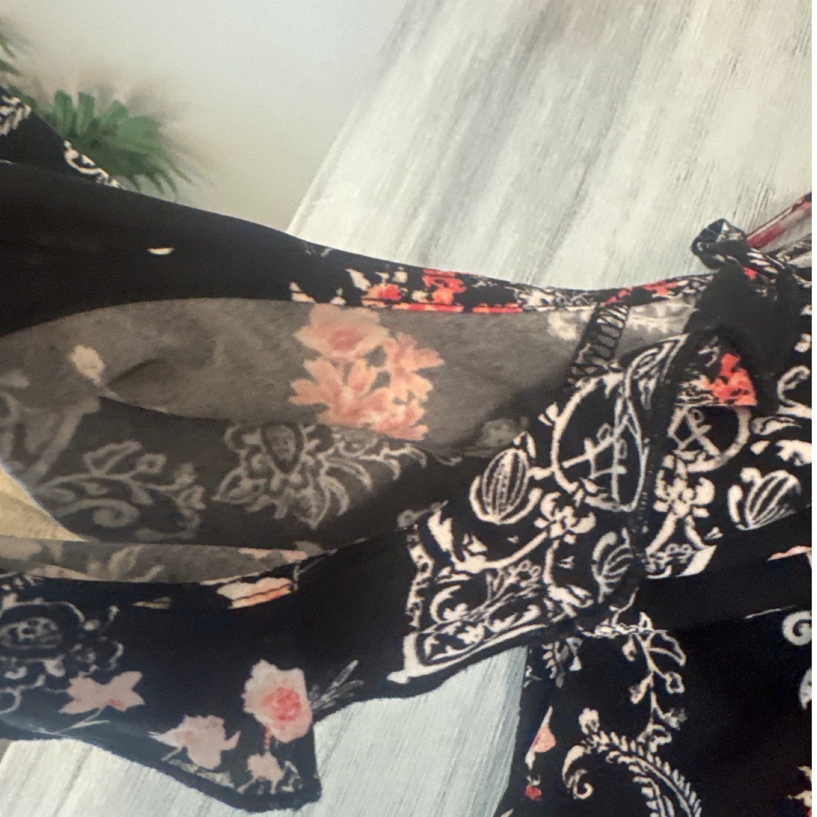 White House Black Market Floral Paisley Cold Shoulder Ruffle Blouse Black Small
