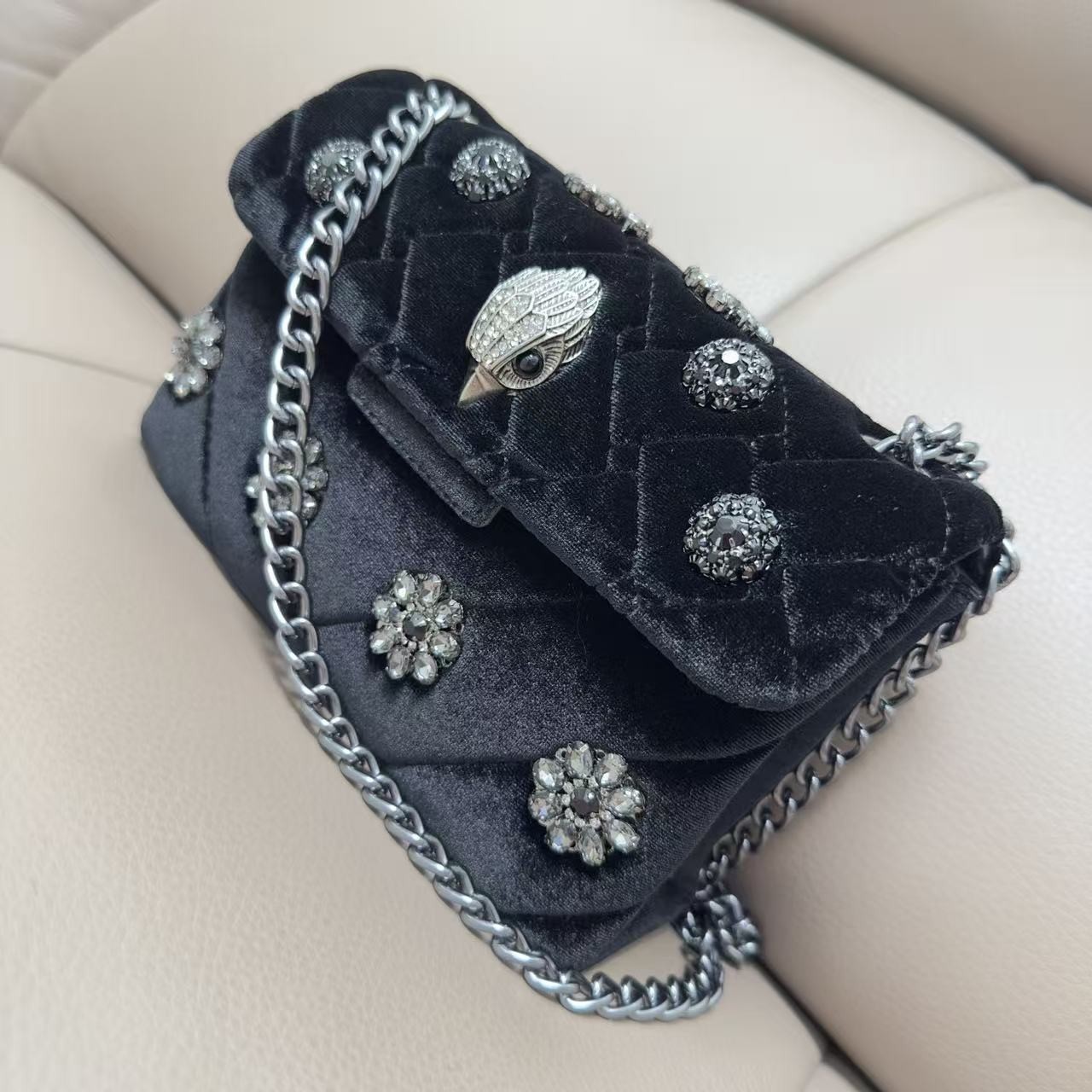 Kurt Geiger London Black Velvet Quilted Crossbody Silver Eagle Flower 20×8×15 cm