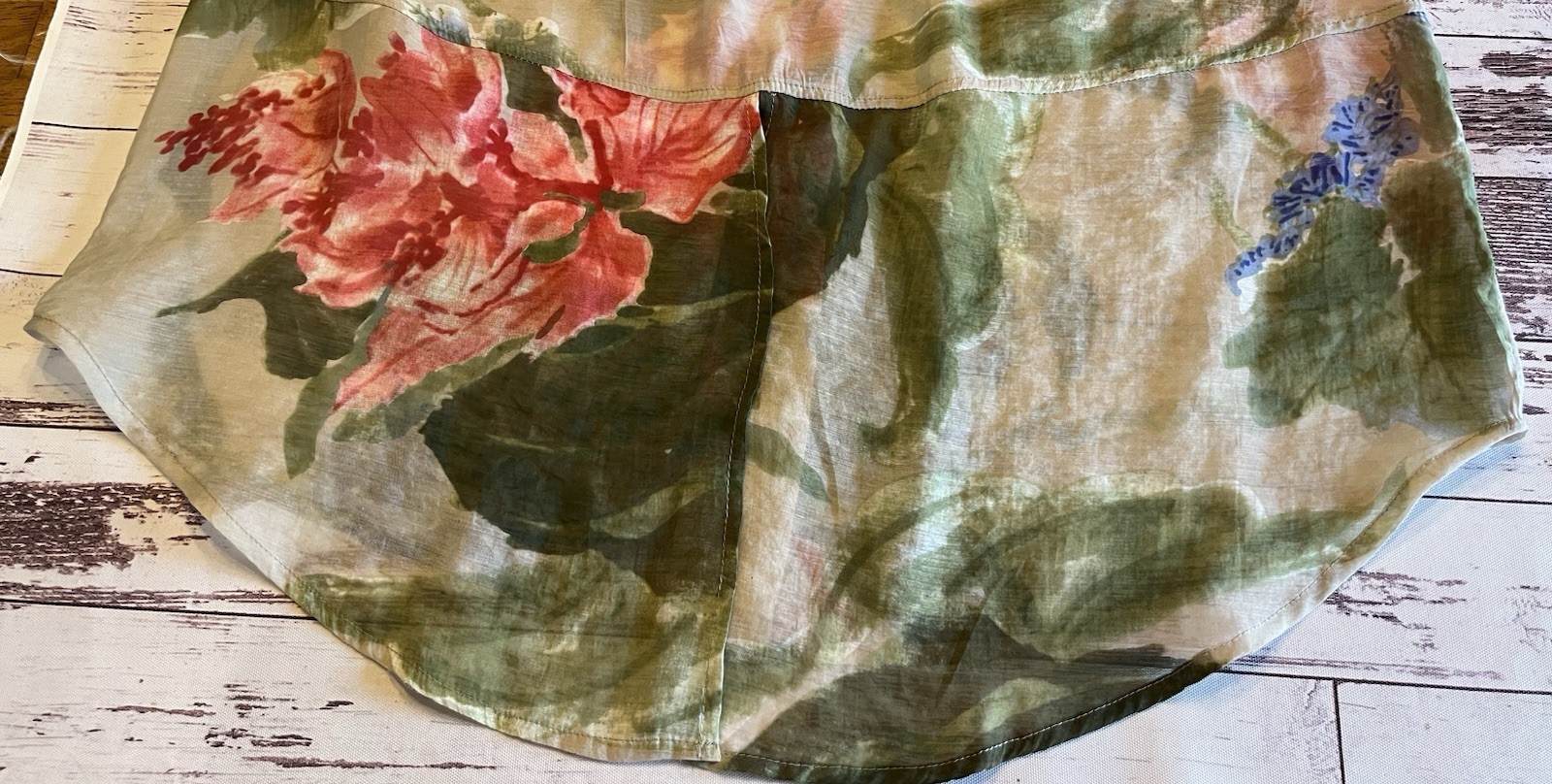 Life Style Semi Sheer Light-Weight Button Up Floral Blouse XL Split Lower Back