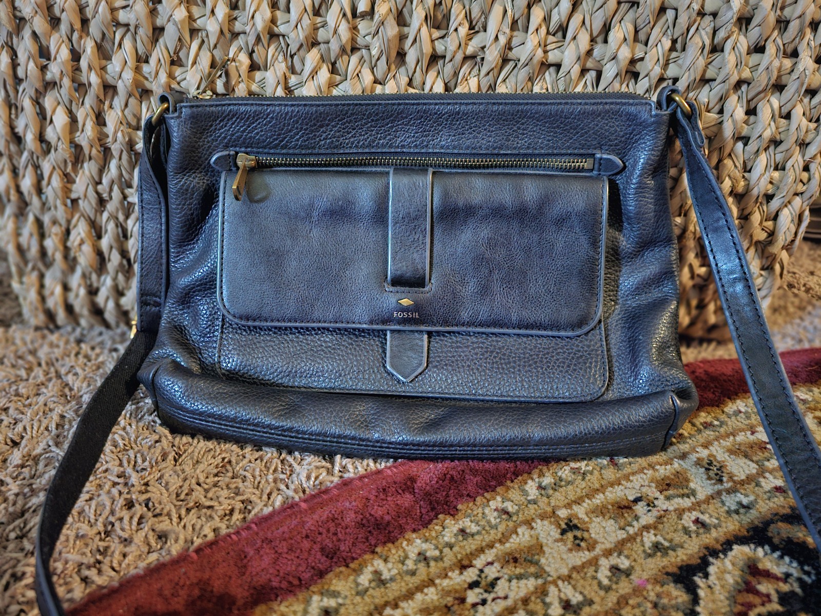Fossil Black Pebbled Crossbody Bag Zip Top Magnetic Flap Gold Hardware Pockets