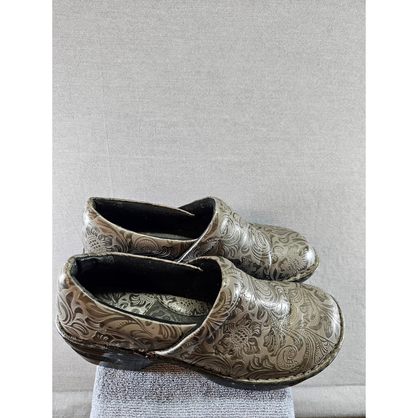 BOC Born Concept Womens Embossed Floral Clogs Metallic Pewter Slip On Shoes
