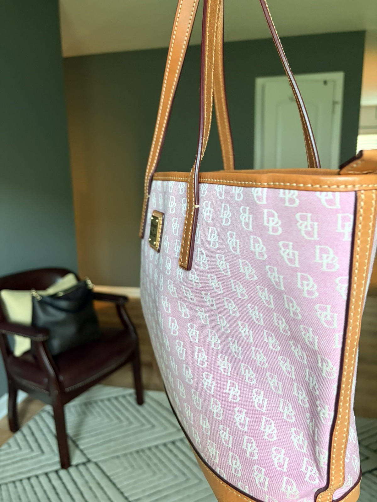 Dooney & Bourke Womens Jacquard Pink Monogram Gold Bottom Feet Handbag