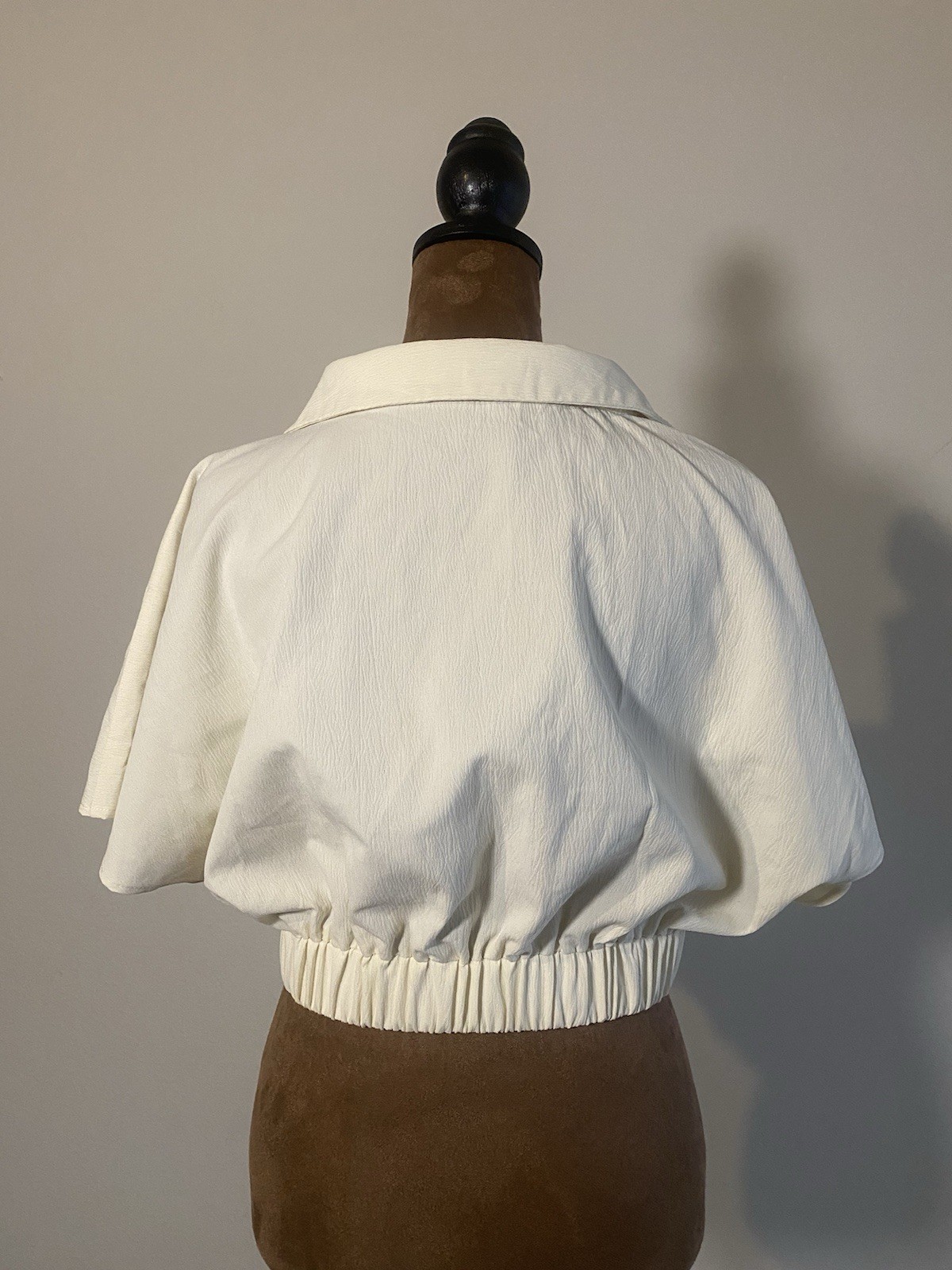 CIDER White Solid Cropped Collared Wrap-Front Batwing Short Sleeve Blouse M