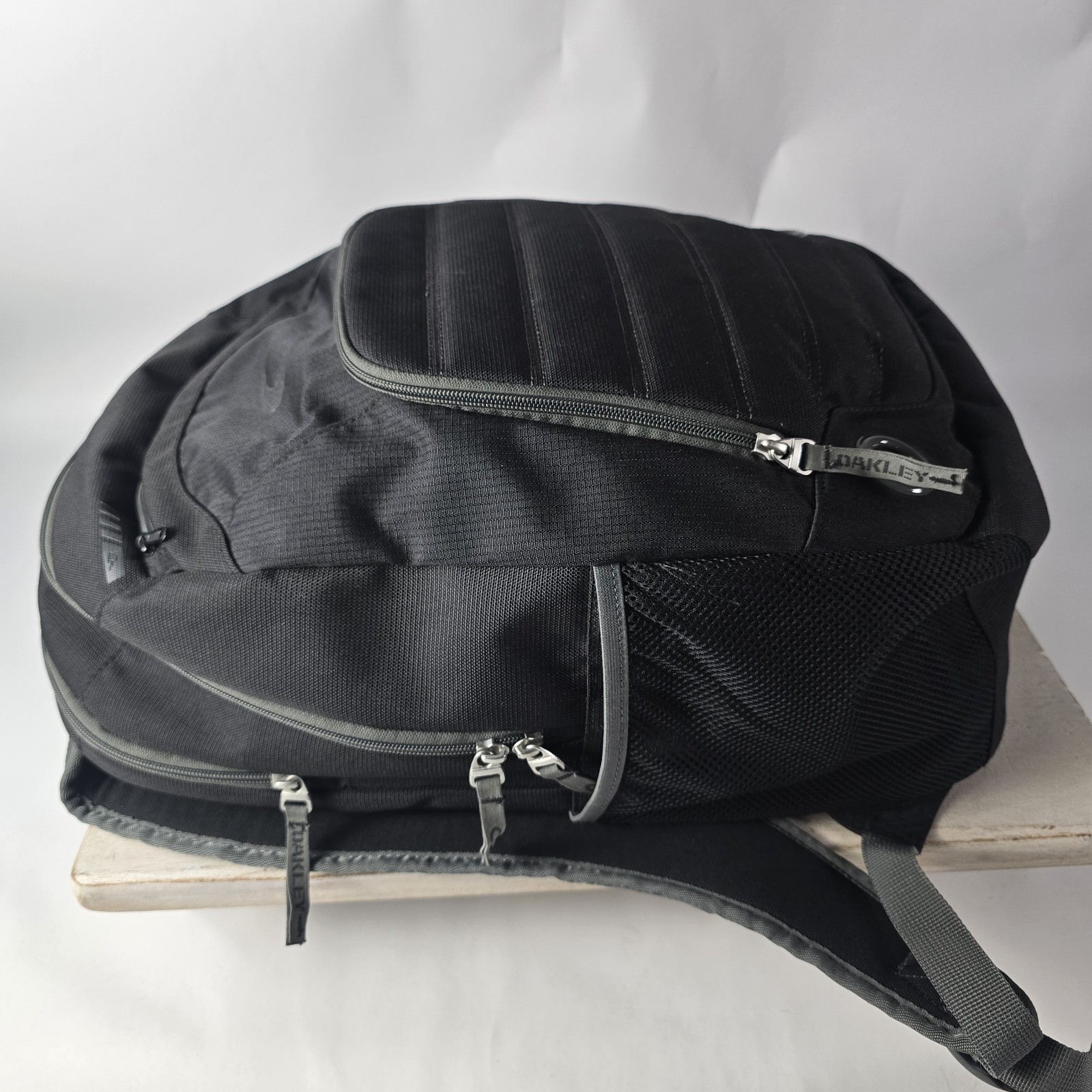 Oakley 5-Speed Backpack Grigio Scuro Medium Sized # 92792 Black