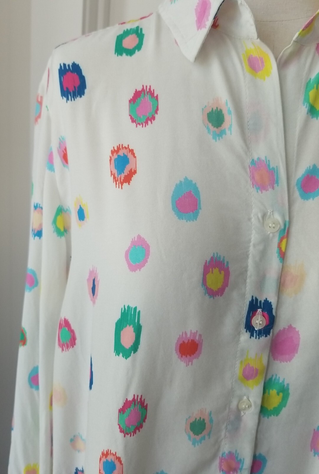 Vilagallo Button Up Top Geometric White With Colorful Paint Splat Size 46 Large