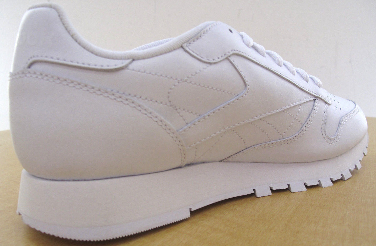 Reebok Classic Leather R12 Mens White Walking Shoes – NWD – Medium