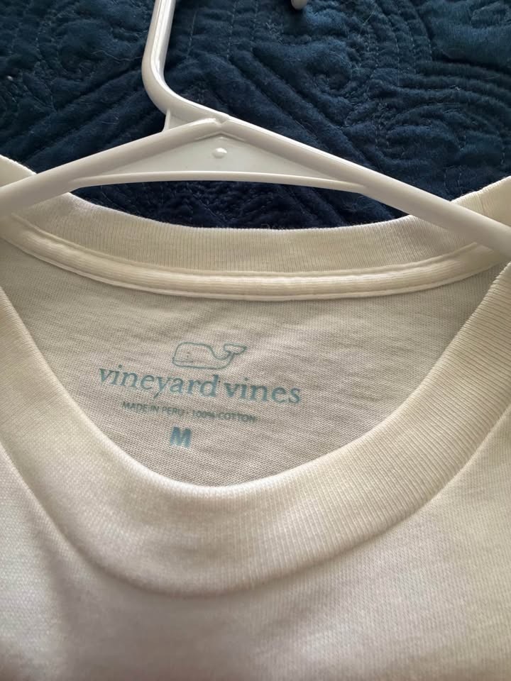 NWOT Vineyard Vines pocket tee blue whale on back size medium