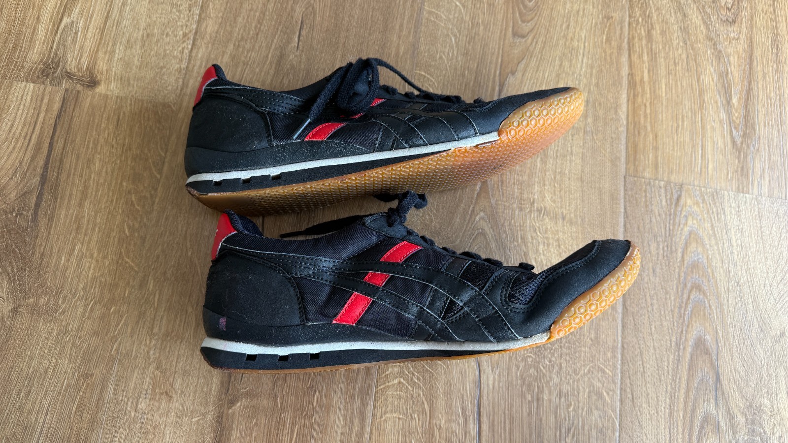 Asics Onitsuka Tiger Black Red HQ21 Shoes Size 11 Good Condition Has Wear