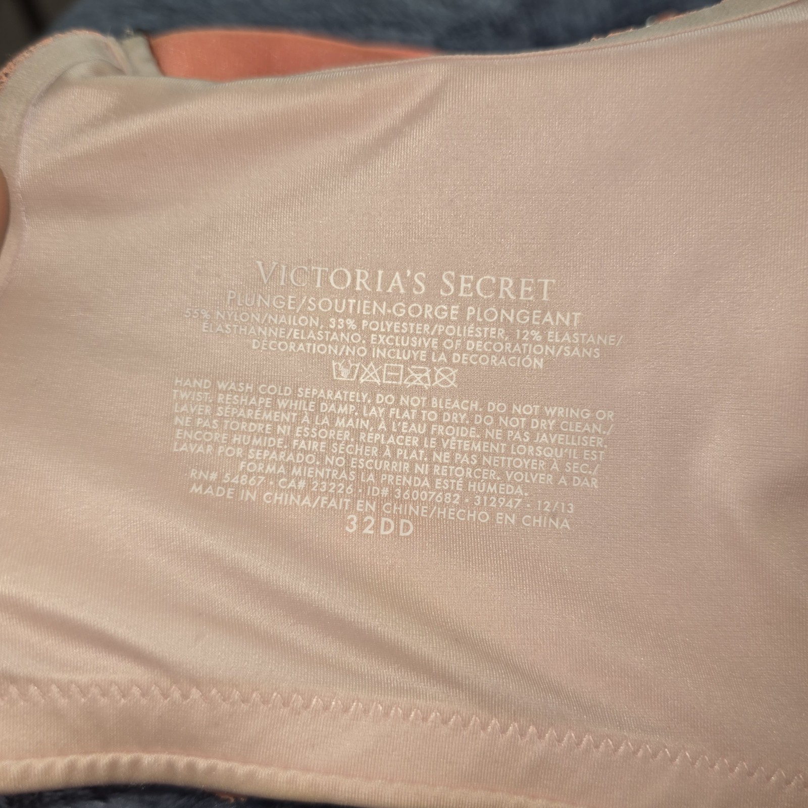 Victoria’s Secret Plunge Bra 32DD Coral Peach Lace Underwire Padded Sexy