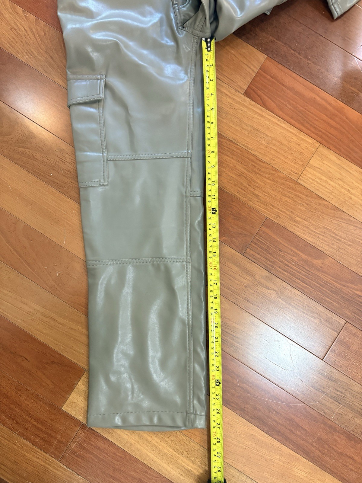 Abercrombie & Fitch 90s Relaxed Pants cargo curve love 100% vegan leather, 26/2s