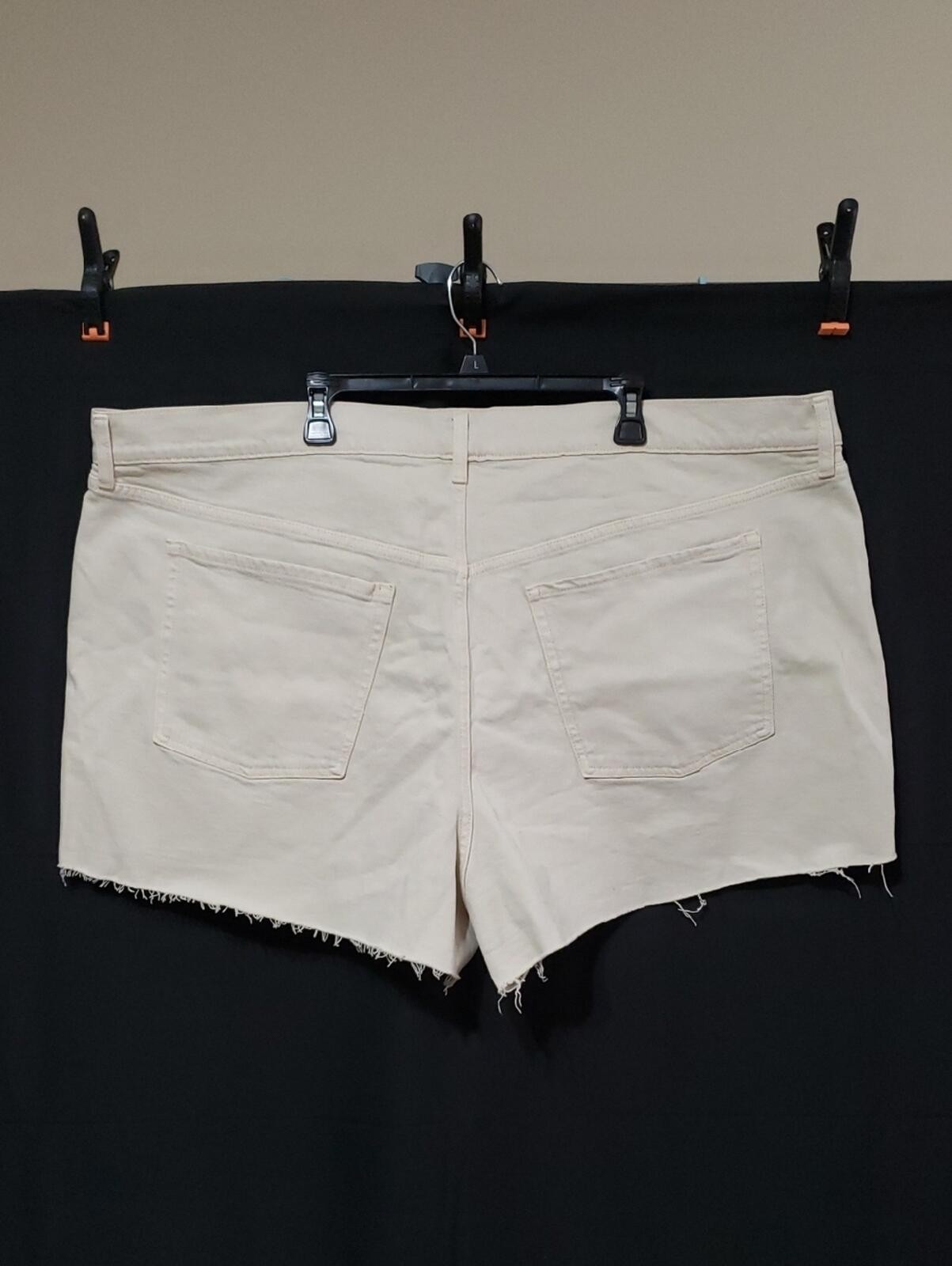 Old Navy Higher High-Rise Sky-Hi A-Line Cut-Off Jean Shorts. Size: 28 Waist: 51″
