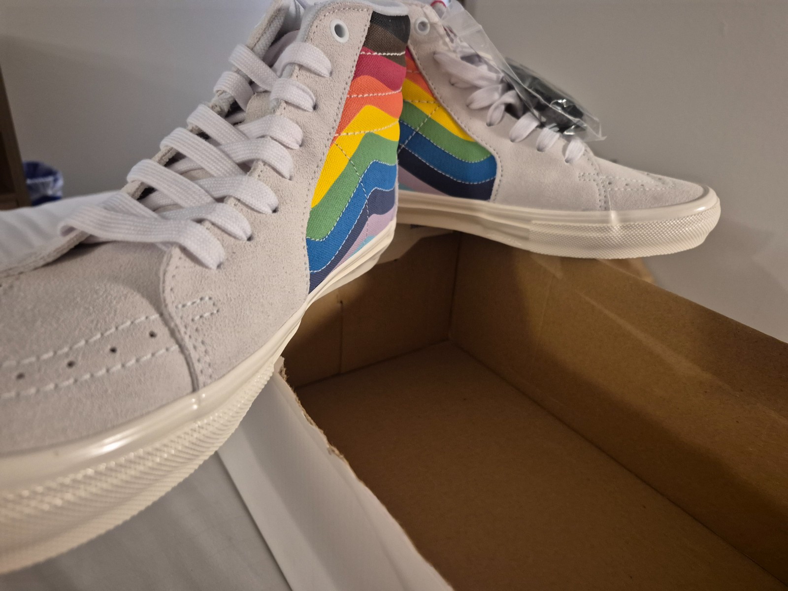 vans size 10 sk8-hi pride white multi vn0a5fccwtm