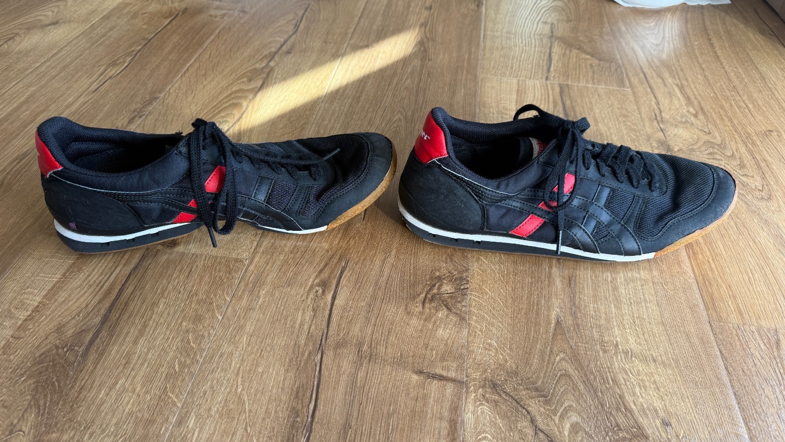 Asics Onitsuka Tiger Black Red HQ21 Shoes Size 11 Good Condition Has Wear