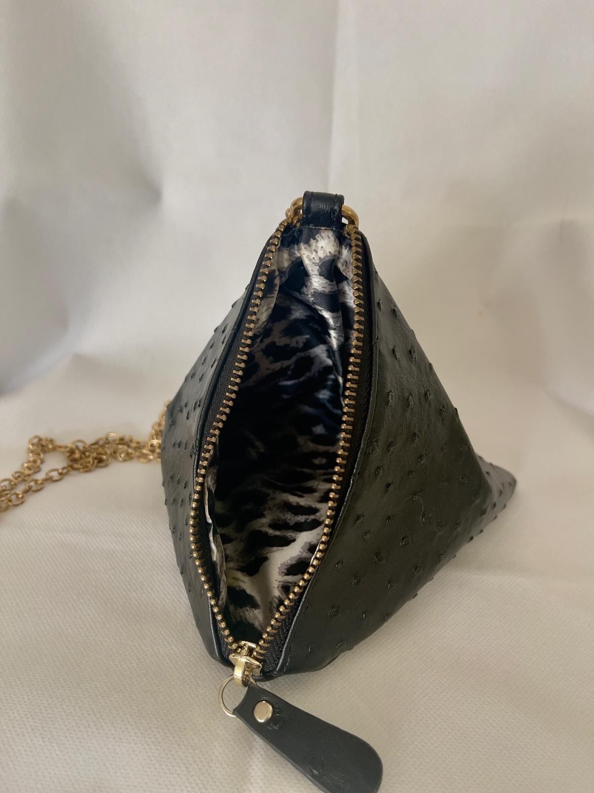 Emilio Pepe Italy Black Triangle Clutch Bag Ostrich Embossed Leather Chain Tasse