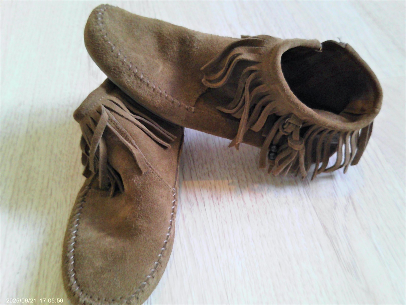 Minnetonka Moccasins Womens 9.5 9 1/2 Suede Fringe Beads Boho Shoes Slippers