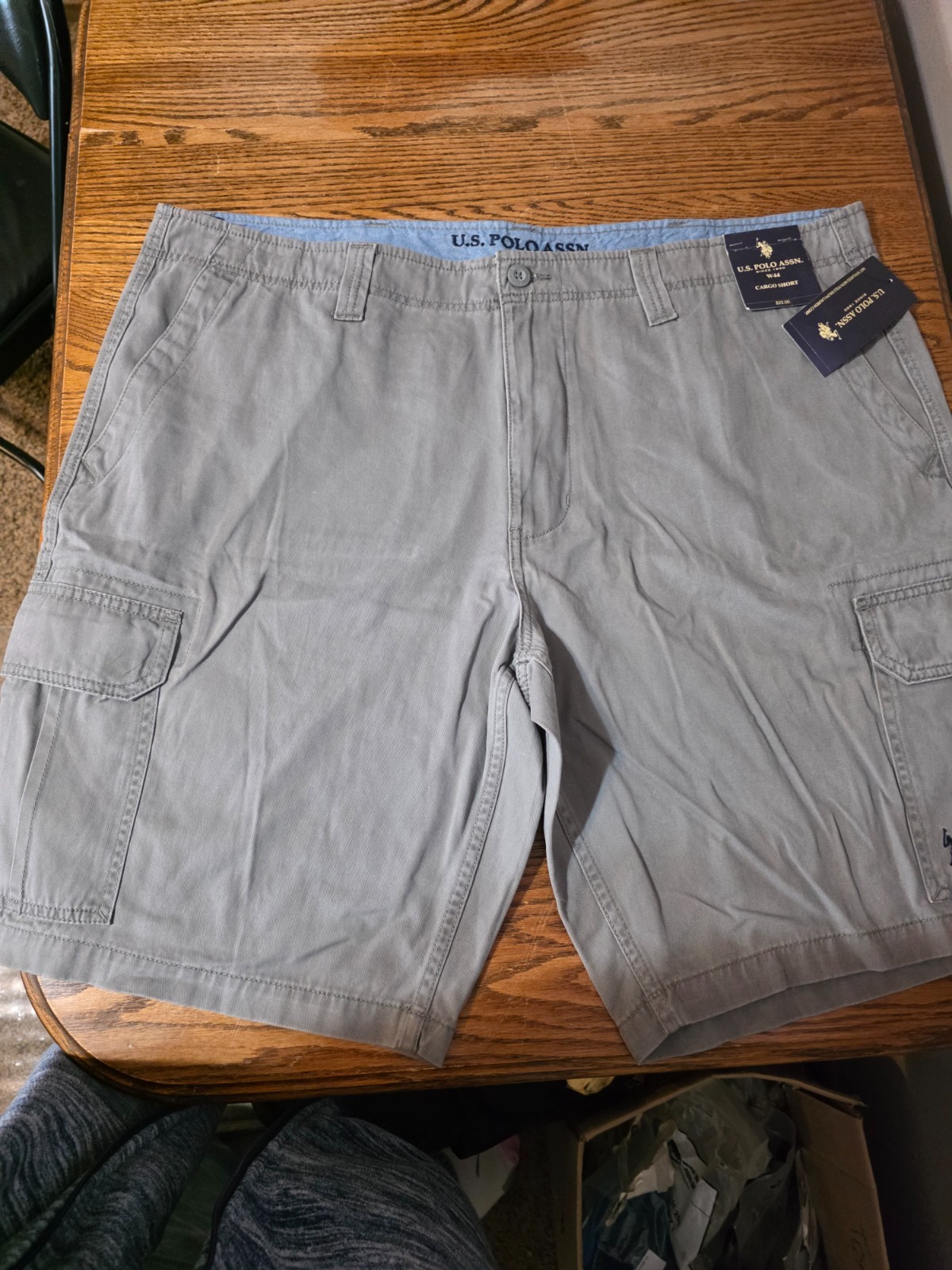 NWT US POLO ASSN GRAY CARGO SHORTS WAIST 44″ INSEAM 10″ LENGTH 22″