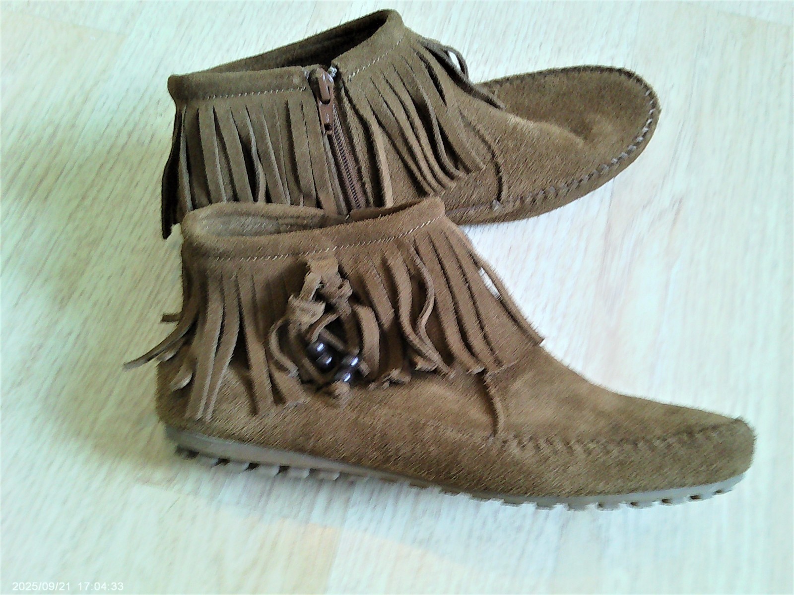 Minnetonka Moccasins Womens 9.5 9 1/2 Suede Fringe Beads Boho Shoes Slippers