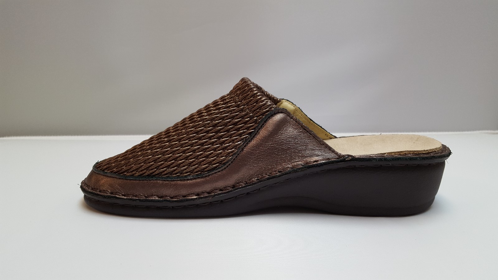 La Plume Flex Women’s Bronze Stretch/Leather clog with removable insole full fit