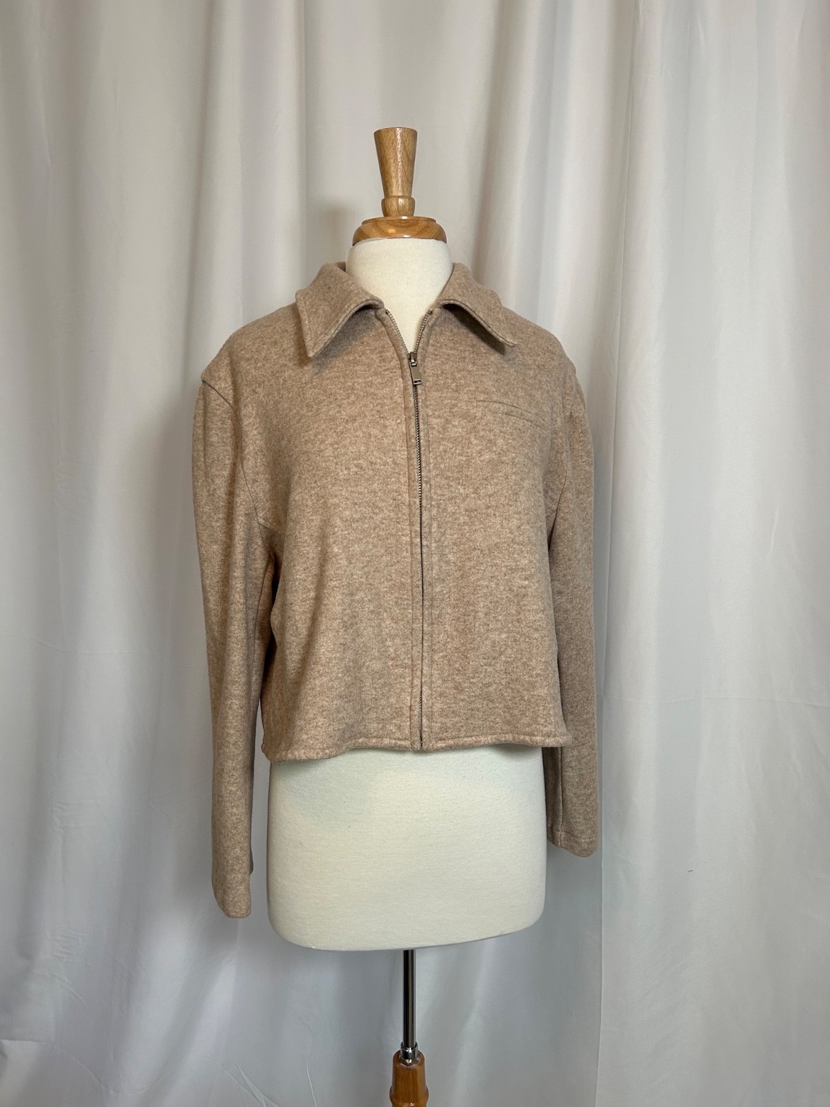 OGL BEIGE FULL-ZIP CROPPED JACKET – SIZE LARGE
