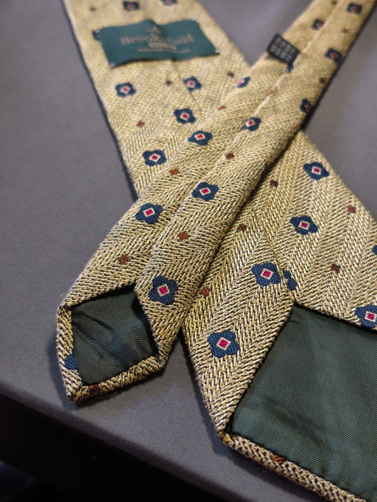 Brooksfield – Solid Color Silk Geometric Pattern Tie Made in Italy