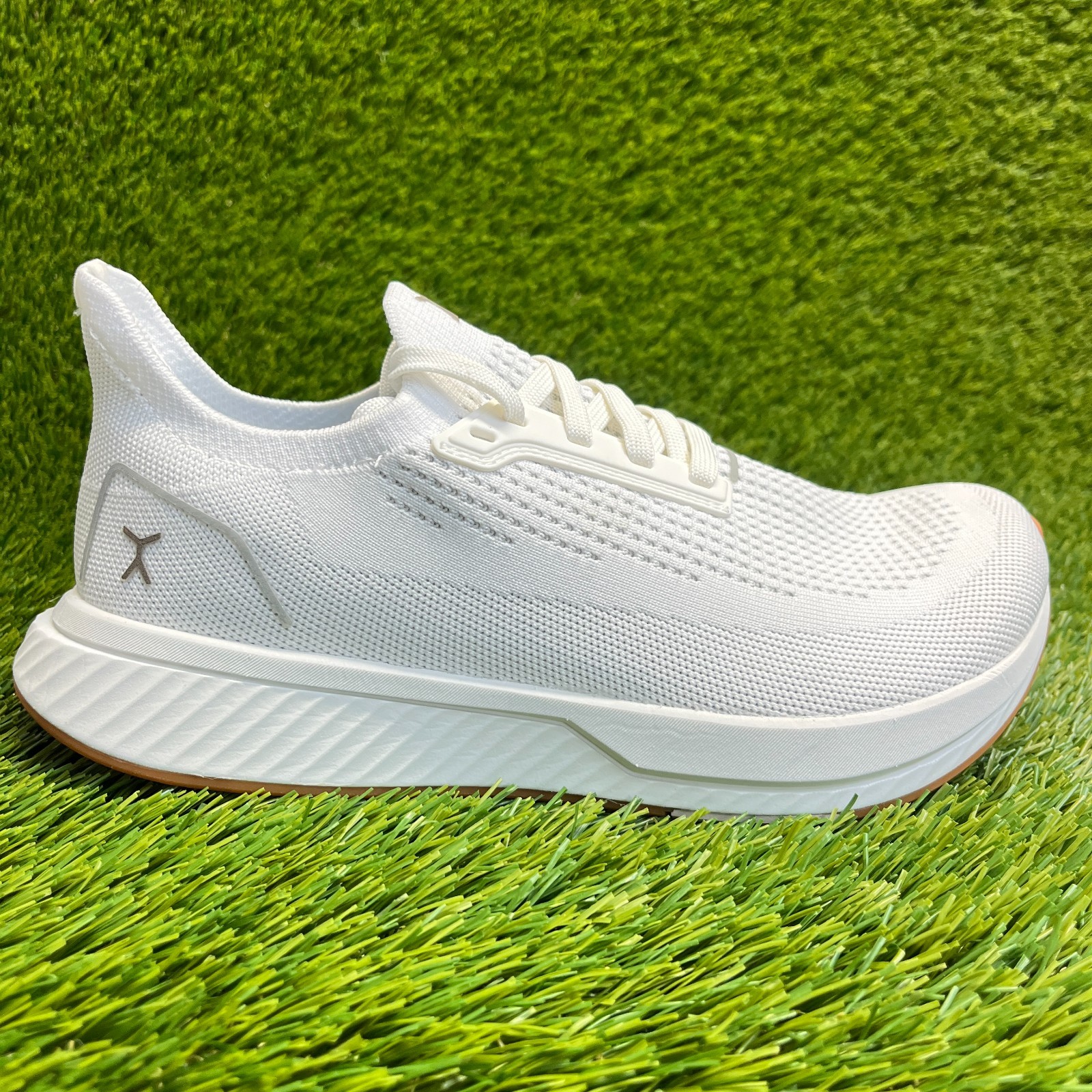 Flux Adapt Runner White Gum Mens Size 8 Womens Size 9.5 Running Athletic Shoes