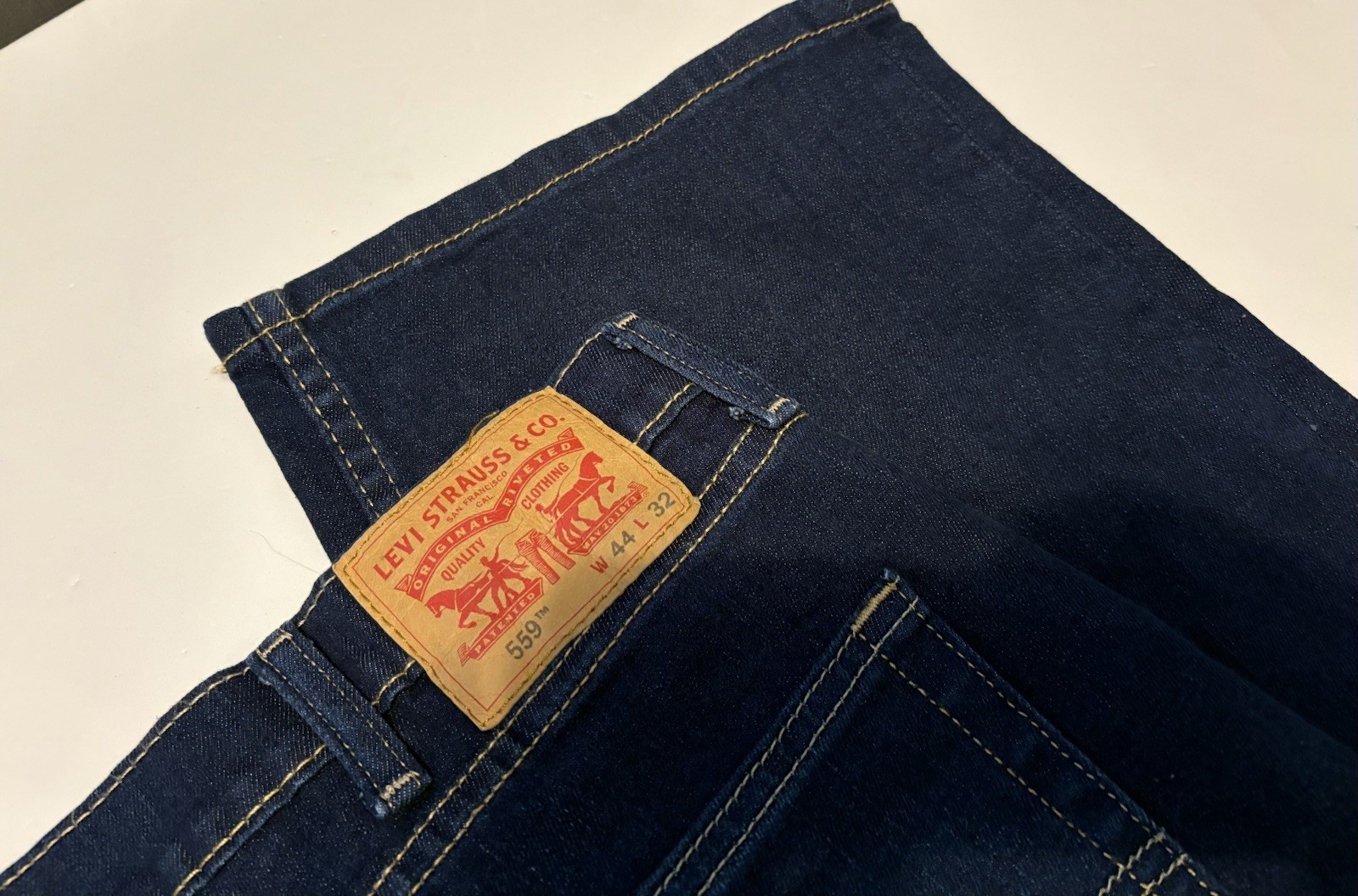 Levi Strauss 559 Men’s 44 x 32 Relaxed Fit Straight Leg Dark Wash Blue Denim