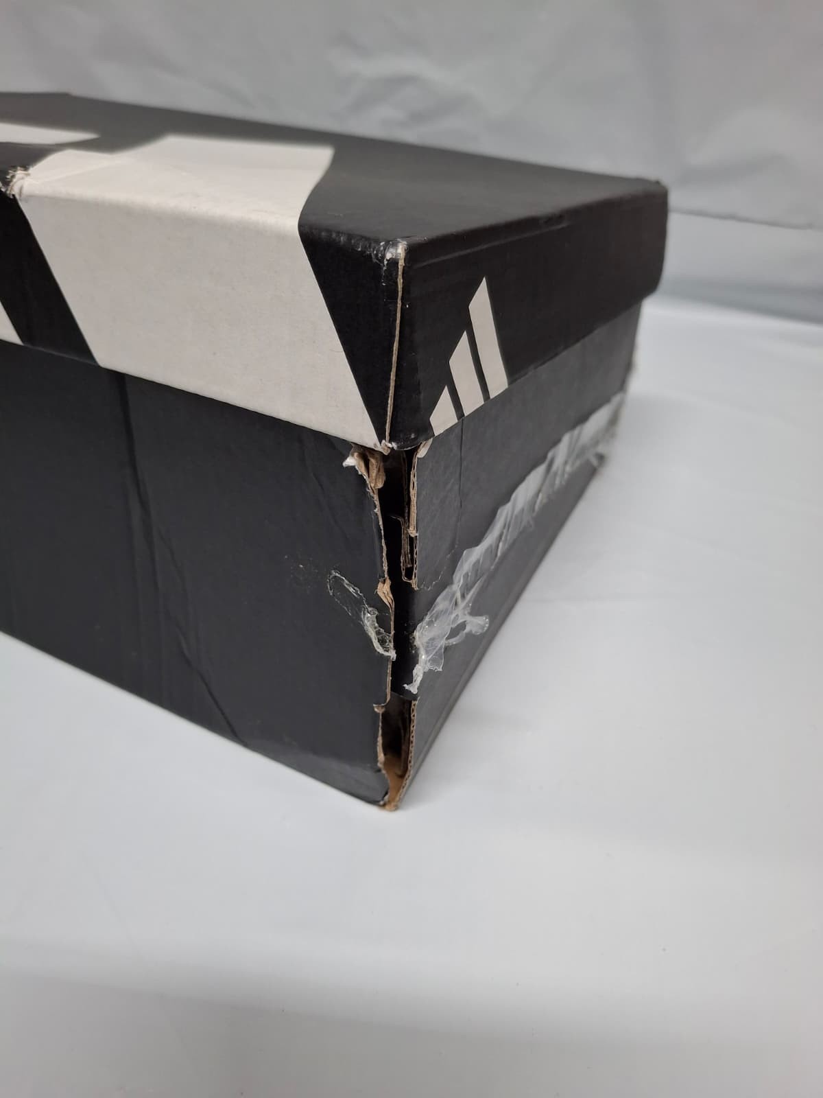 ADS-10 /Adidas Samba shoes, NEW/DAMAGED BOX, white, size (10 US men-11 US women)