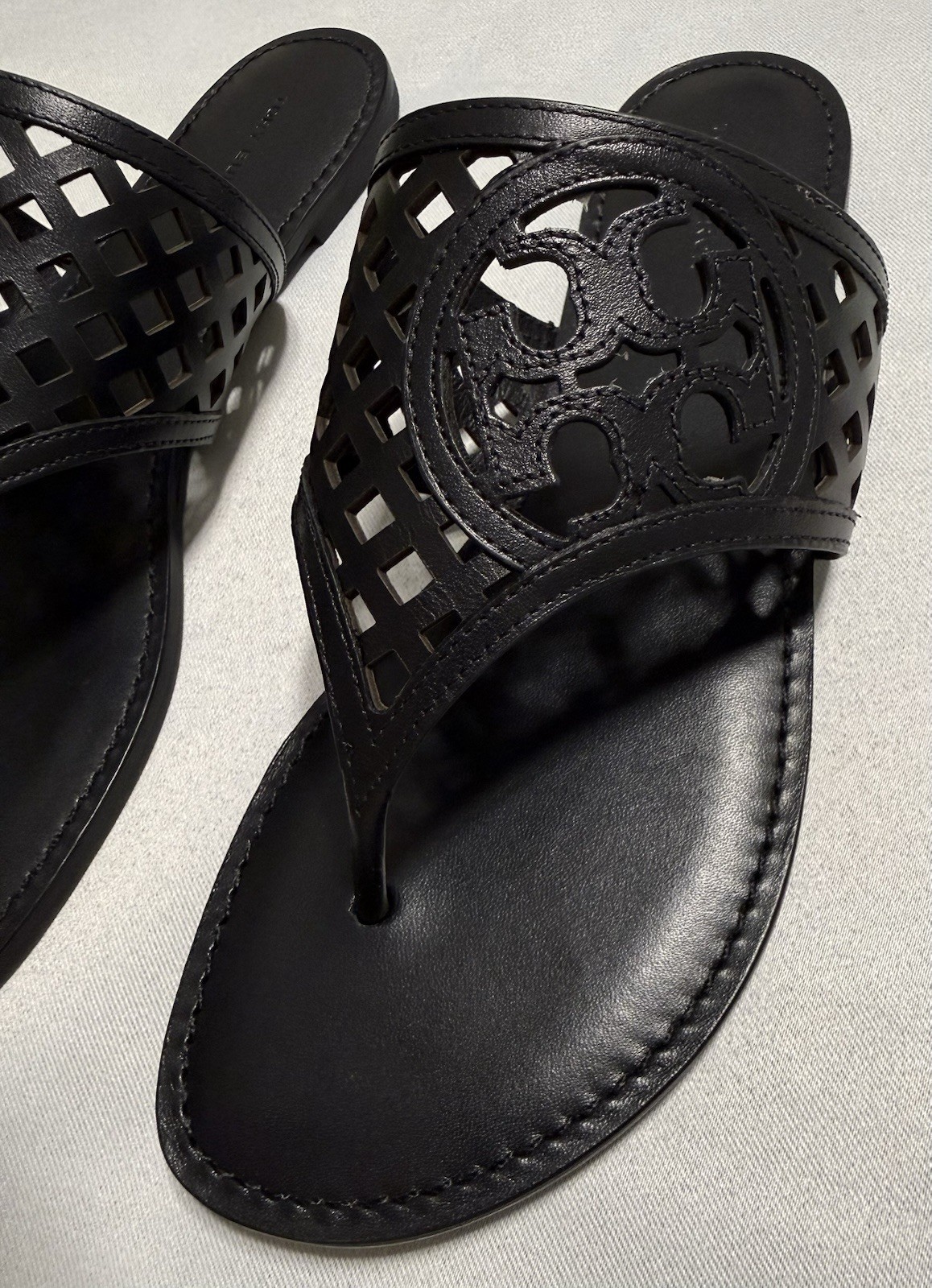 TORY BURCH THATCHED PERFORATED BLACK LEATHER THONG SANDAL . SIZE – 8M