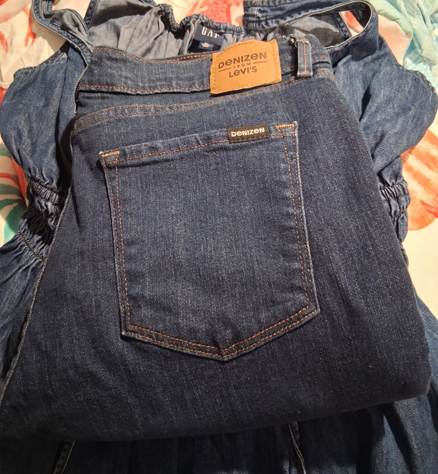 Levis Denizen High Rise Straight Jeans.size 31/32.Free shipping