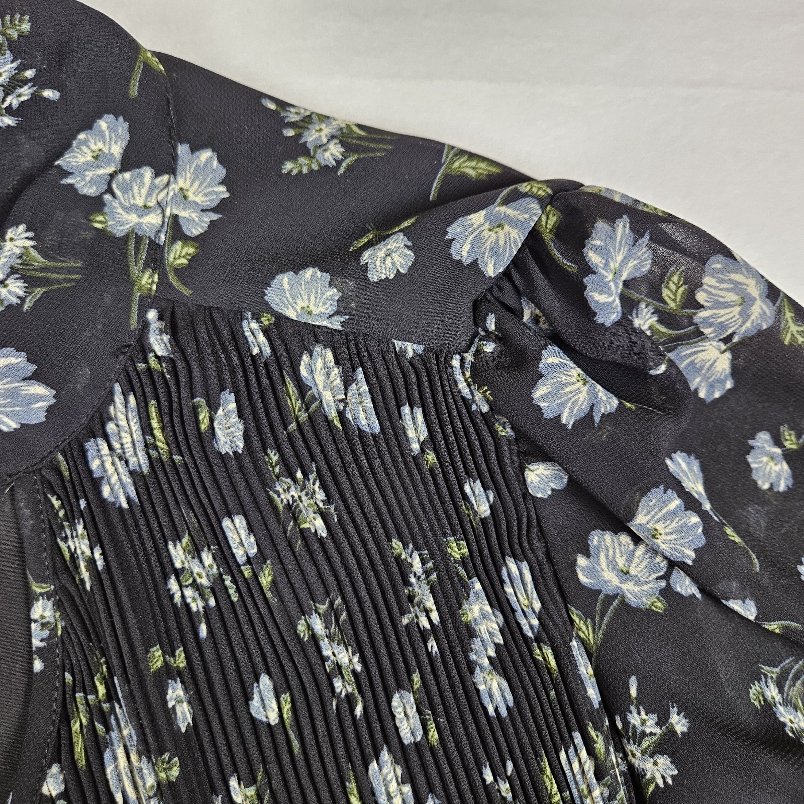 MNG Mango Pleated Floral Blouse Womens 6 Relaxed Necktie Black Cottage Romantic