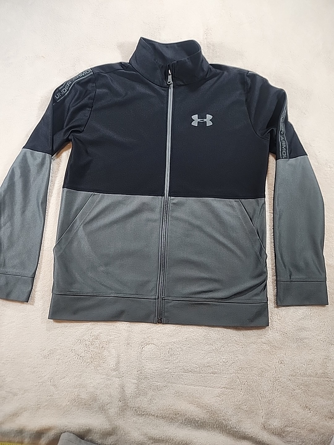 Under Armour HeatGear full-zip jacket in a black and grey color-block Size YXL