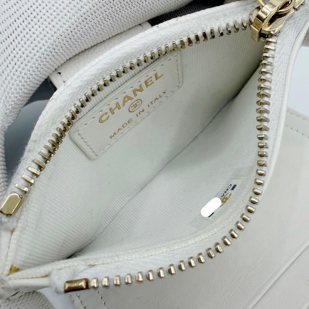 Excellent Condition Chanel Matelass Two Fold Fragment Case White