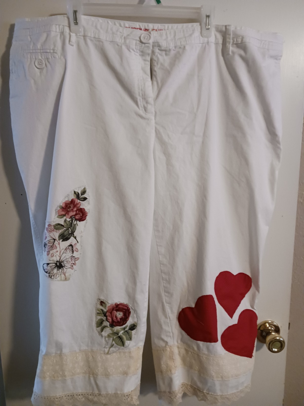 Women’s Avenue Plus Size 24 White Capri Pants Embellished Length 32.5 Inches