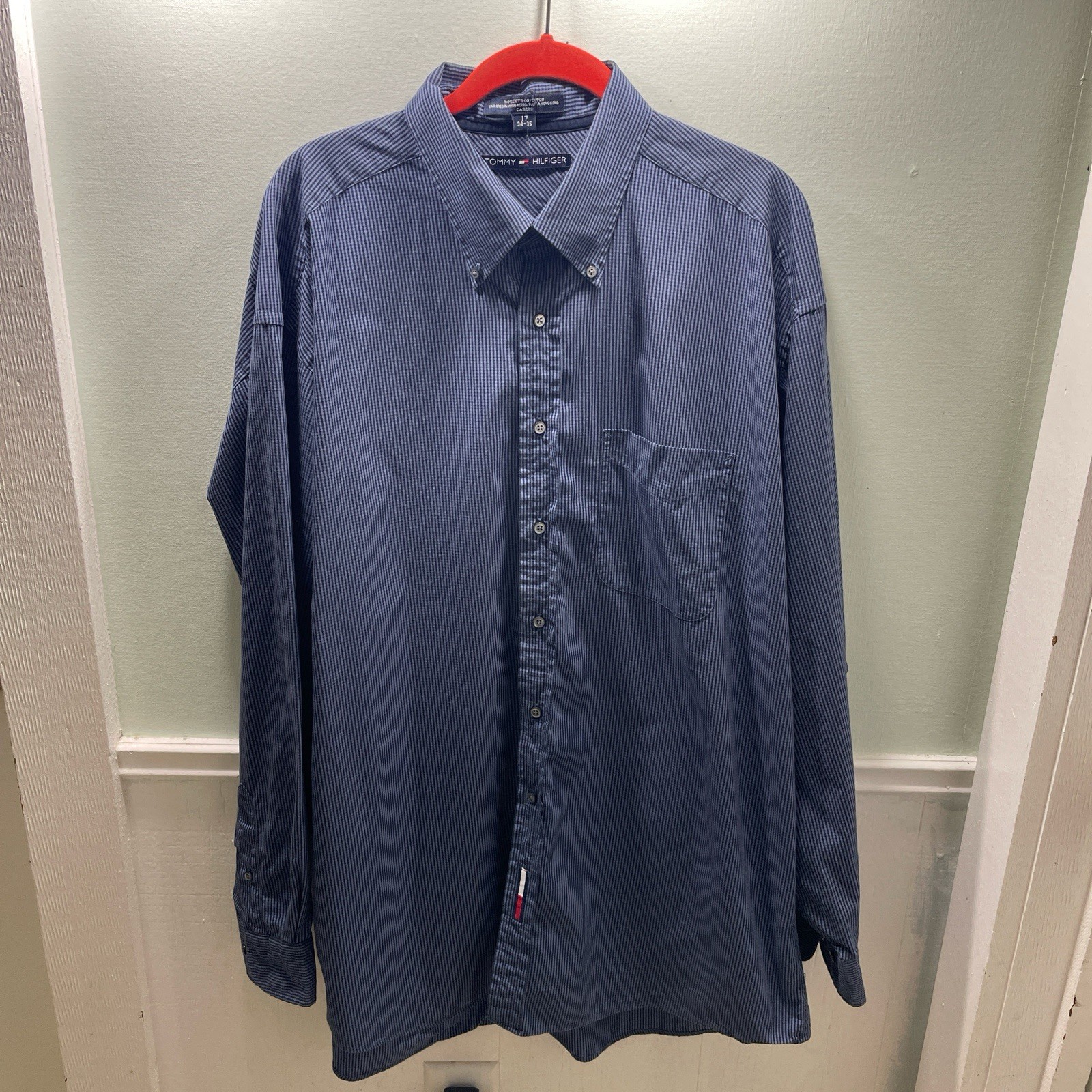 Tommy Hilfiger Men’s Elevate your style with this iconic long-sleeve shirt