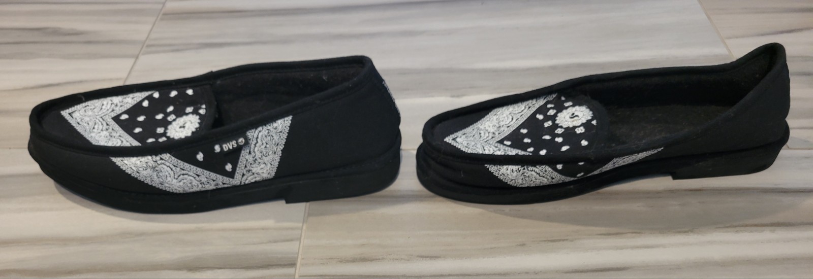 DVS Shoe Company Black & White Slippers W/ Paisley Bandana Pattern Size 12